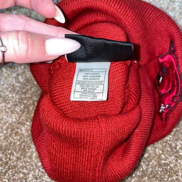 Captivating Headgear Beanie Arizona Razorback cap puff ball top red/black - Picture 4 of 5